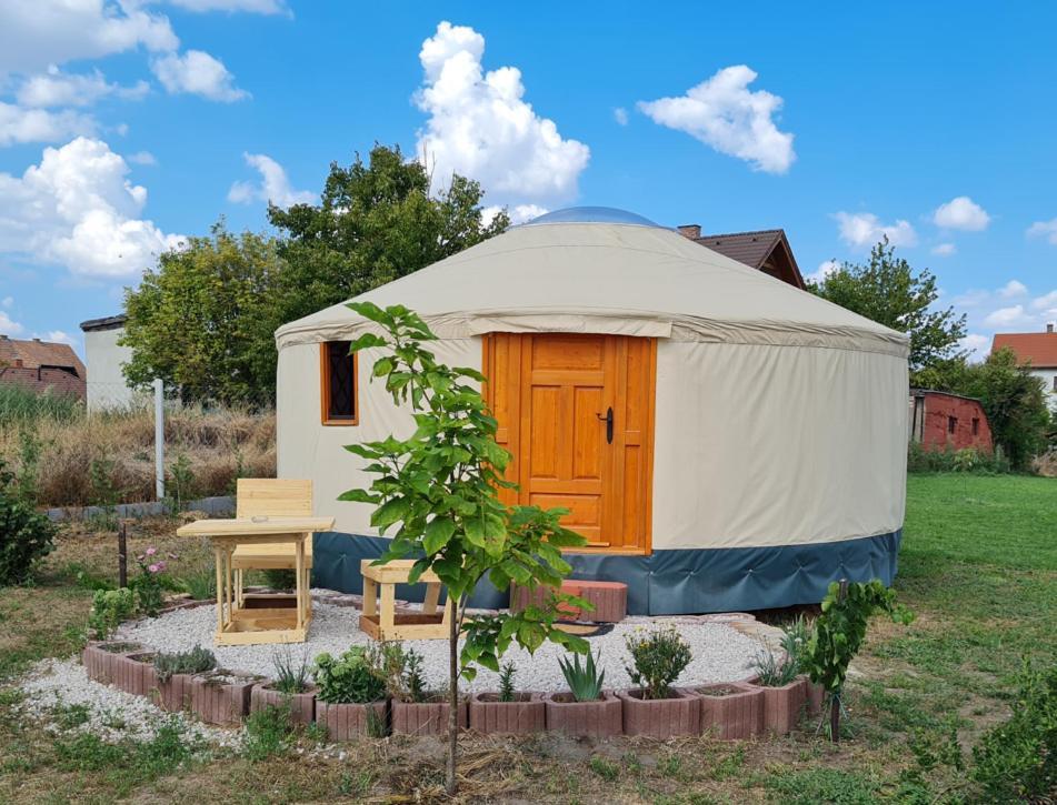 Hotel Jurtafarm Ráckeve - a nomád luxus Exterior foto
